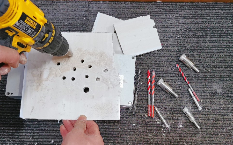 瓷砖打孔了怎么补救视频(瓷砖打孔了怎么补救视频讲解)